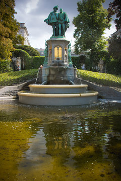 Square du Petit Sablon &agrave; Bruxelles en Belgique avec statue fontaine en hommage aux comtes d&rsquo;Egmont et de Hornes, r&eacute;sistants d&eacute;capit&eacute;s