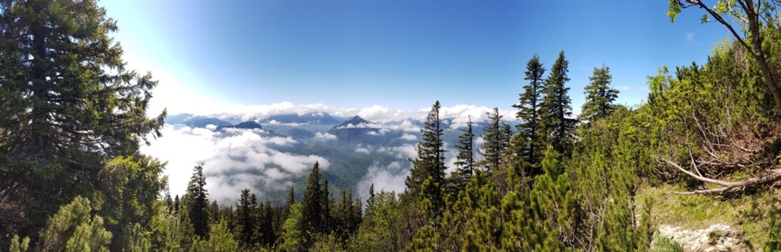 Panorama &uuml;ber den Wolken