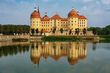 Fototapeta na wymiar Das märchenhafte Schloss Moritzburg bei Dresden in Deutschland