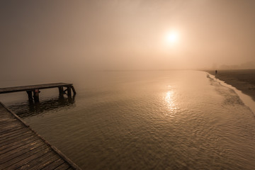 Holzsteg am Meer im Morgennebel. Ostsee, Sopot Polen