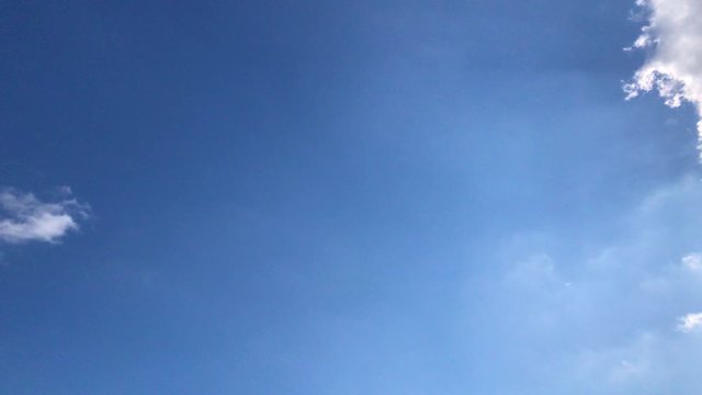 流れる雲 光芒 中央にコピースペース 冬空 積雲 断片雲 タイムラプス 雲_06v_00650(BLOC7689_PR_1_MOV_timelapse)