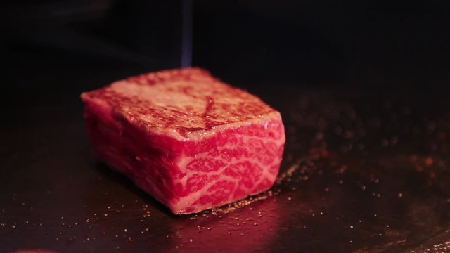 Kobe Beef auf Grill wird zubereitet von Koch Wagyu Restaurant