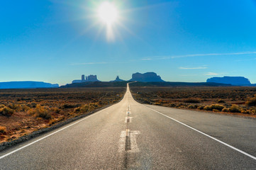 Straight American Road, Monument Valley Navajo Tribal Park, Utah / Arizona, USA.