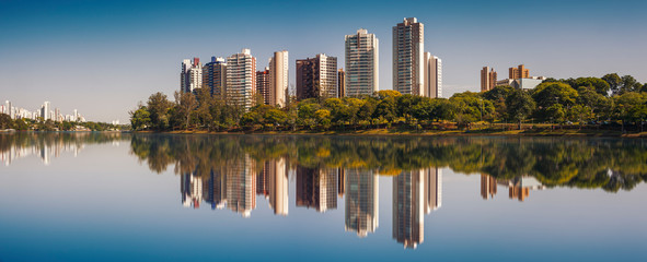 Panoramic view of the most important lake in the city of Londrina, Brazil. - obrazy, fototapety, plakaty