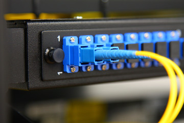 connections in low-current rack