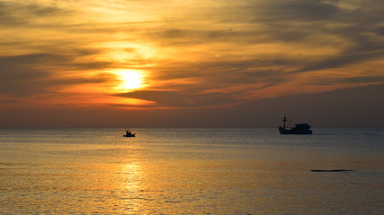 Fototapeta na wymiar Beautiful sea at sunset