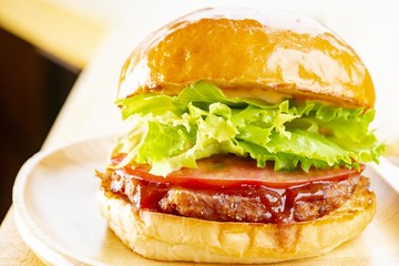 野菜が新鮮で肉が美味しいハンバーガー