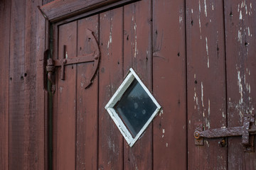 Rote Tür mit Beschlag in Ankerform