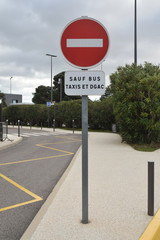 Panneau sens interdit sauf bus, taxis, DGAC