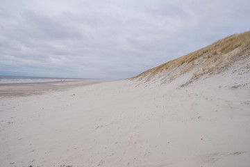 Fototapeta na wymiar Dünenlandschaft bei bewölktem Himmel an der Nordsee