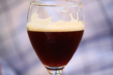 servizio al tavolo all'aperto con bevanda nel bicchiere