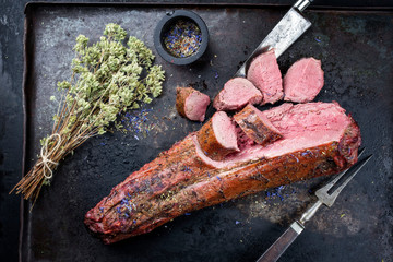 Gegrilltes dry aged Hirschfilet Stück mit Medaillon Steak natur mit Kräutern und Preiselbeer...
