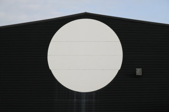 Hangar lunaire noir