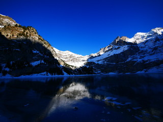 Kandersteg BE, Schweiz: Ein Blick auf den Oeschinensee im Januar