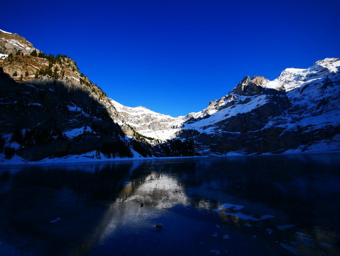 Kandersteg BE, Schweiz: Ein Blick auf den Oeschinensee im Januar © KK imaging