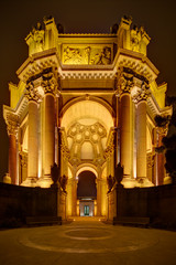 Obraz premium The Palace of Fine Arts was rebuilt in 1965, and the renovation of the lagoon, walkways, and a seismic retrofit were completed in early 2009.