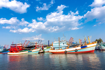 Naklejka premium Fishing Boat in the river and blue sky with beautiful cloud.