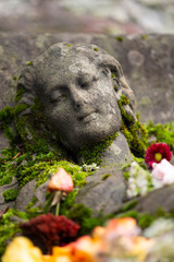 Wunderschöne Steinbildhauerarbeit - liegendes junges Mädchen