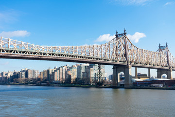 Naklejka premium Queensboro Bridge along the East River with the Roosevelt Island Skyline in New York City