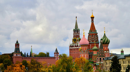 Obraz premium Panorama of the Moscow Kremlin. Kremlin clock tower on Red Square in Moscow, Russia. St. Basil's Cathedral on the Red Square of Russia in Moscow.