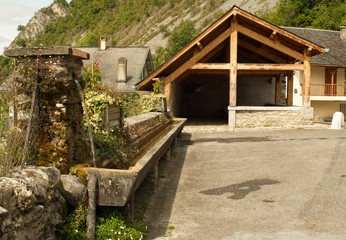 Lavoir dans le village de Aste dans la Vallée d'Ossau dans les Pyrénées Atlantique