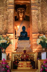 Obraz premium Famous Buddha image or Buddha statue at Wat Prathat Lampang Luang