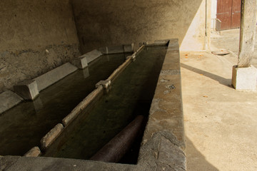 Lavoir dans le village de Bielle dans la Vallée d'Ossau dans les Pyrénées Atlantique