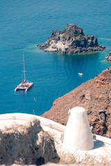 Obraz premium View on the seaside of Santorini island with ship on the sea