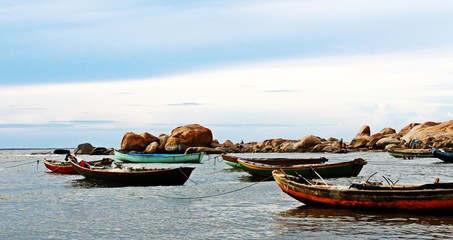 Obraz premium old fishing boat on the beach