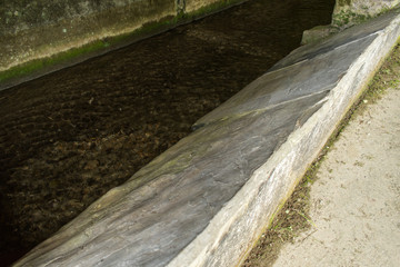 Lavoir du village d'Aste Béon dans les Pyrénées Atlantique et ses pierres de lavage