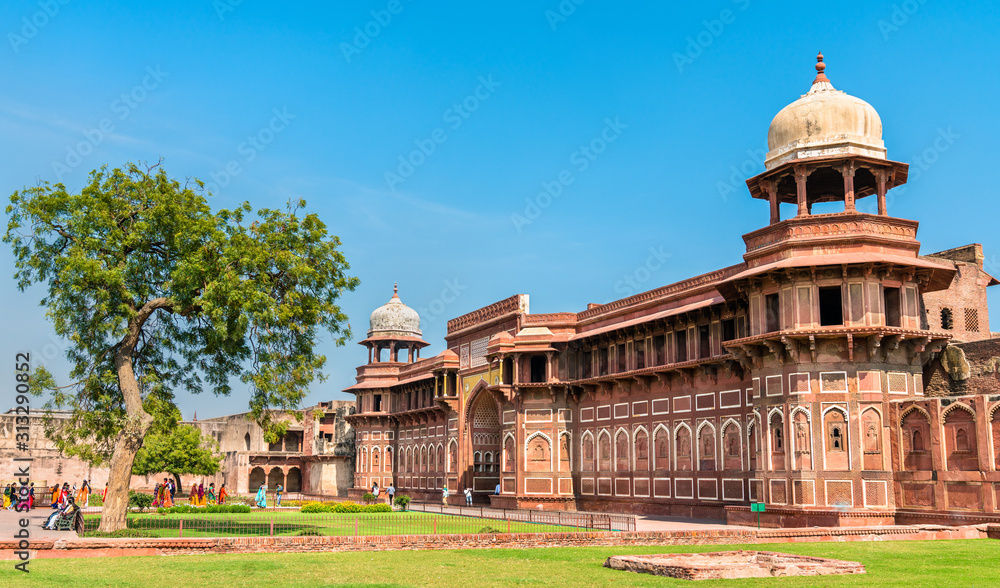 Wall mural jahangiri mahal, a palace at agra fort. unesco world heritage site in india