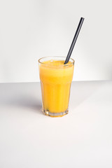 Szklanka soku pomarańczowego - obrazy, fototapety, plakaty