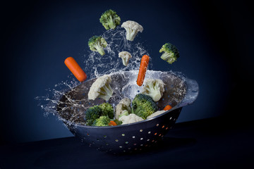 warzywa skaczą suszyć marchew brokuły durszlak woda 