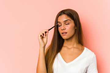 Fototapeta premium Young caucasian woman holding a eyebrush isolated