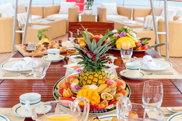 Selective focus shot of sliced fruits around the pineapple on the ray