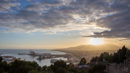 Montaña mar puesta de sol