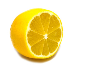 лимон на белом фоне .