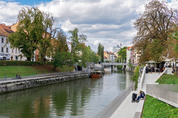 Fototapeta na wymiar river going through center of town