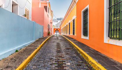 Cobblestone street and colorful houses in city centre of Old San Juan, Puerto Rico. - obrazy, fototapety, plakaty