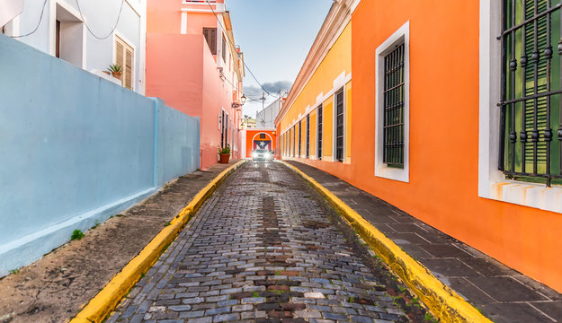 Fototapeta Cobblestone street and colorful houses in city centre of Old San Juan, Puerto Rico.
