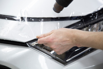 Installing a protective film on the car body to protect the paint on the car.