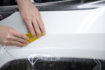 Installing a protective film on the car body to protect the paint on the car.