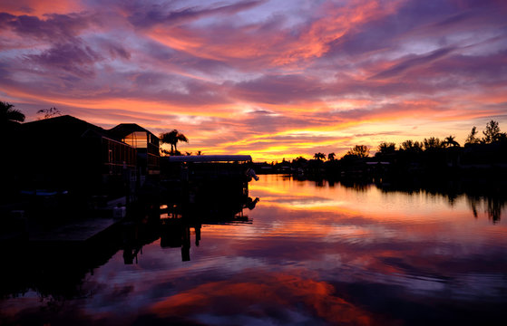 Sonnenaufgang am Kanal in Cape Coral Florida
