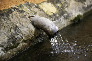 Fountain spout