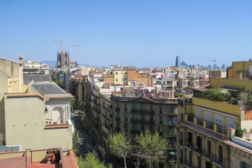 Fototapeta na wymiar Barcelona, Spanien: Blick auf die Stadt und die noch unvollendete Kirche Sagrada Familia von der Dachterrasse von Antoni Gaudis berühmtem Bauwerk Casa Mila 
