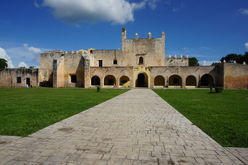 Fototapeta premium Convent of San Bernardino de Siena, Vallavolid, Mexico