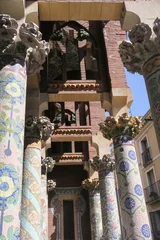 Fototapeten Barcelona, Spanien: Dier farbenprächtigen Mosaiken an den Säulen des Konzerthauses Palau de la Música Catalana - ein Meisterwerk des Modernismus © blickwinkel2511