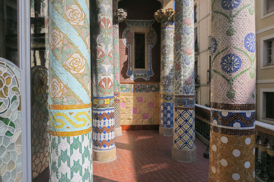 Barcelona, Spanien: Dier farbenpr&auml;chtigen Mosaiken an den S&auml;ulen des Konzerthauses Palau de la M&uacute;sica Catalana - ein Meisterwerk des Modernismus