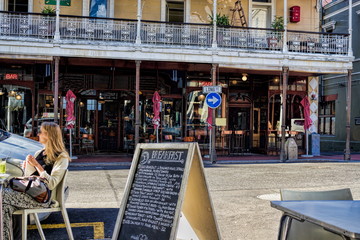 Naklejka premium kapstadt, südafrika - stadtleben in der longstreet