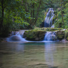 cascade des tufs dans le jura près d'arbois